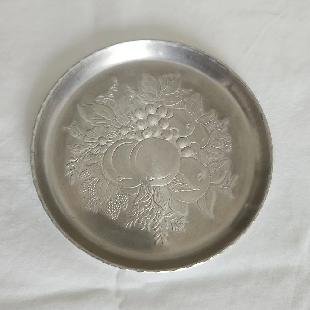 Vintage aluminum small trays and coasters. Fruit design - Picture 5 of 9